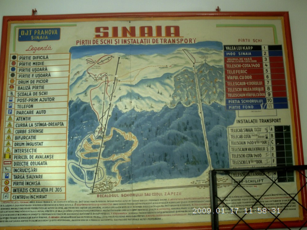 Panou vechi de jda ani in holul statiei