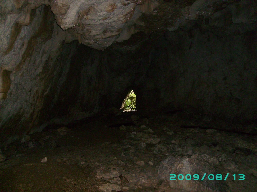 In sala unei pesteri din muntele Tataru